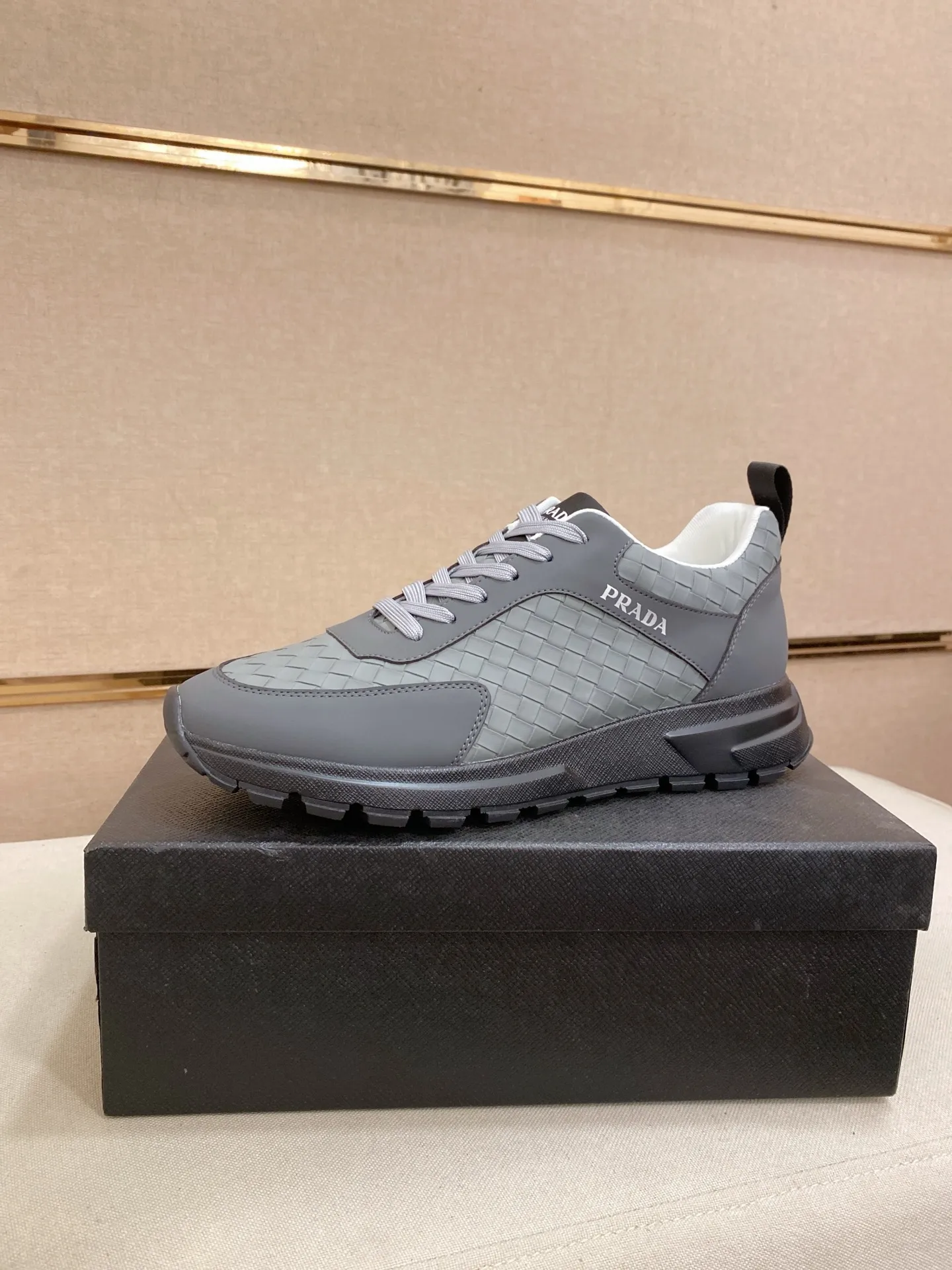 Men's men's shoes💰: 440💰[Prada～Prada] Trendy new styles are on the market. Same style as the official website. Counter quality. Original version. [Strong] [Strong] Imported selected first-layer cowhide. Comfortable and breathable sheepskin lining, fine workmanship, upper layer made of 100% pure cowhide, original last shape, comfortable on the feet, shoe sizes 38 to 44
